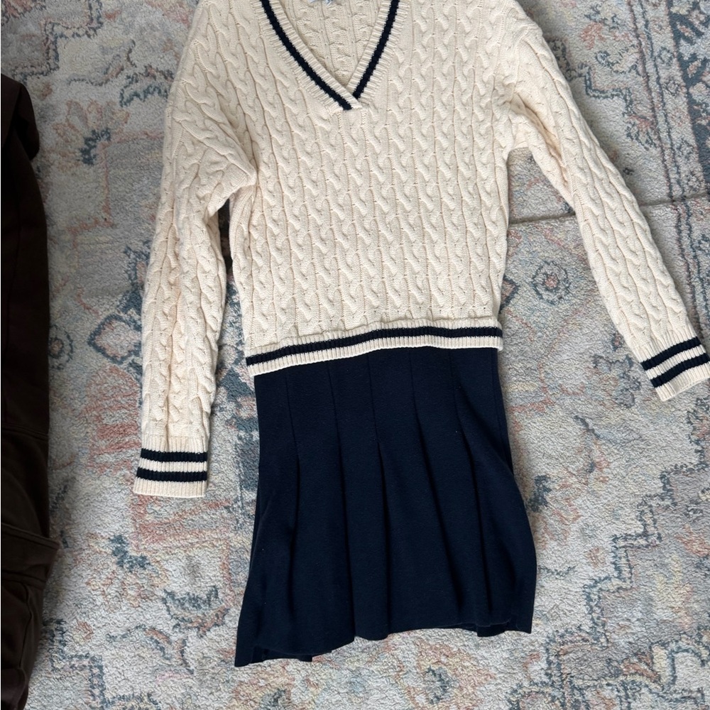 En Saison Cream Cable Knit V-Neck Sweater with Navy Trim